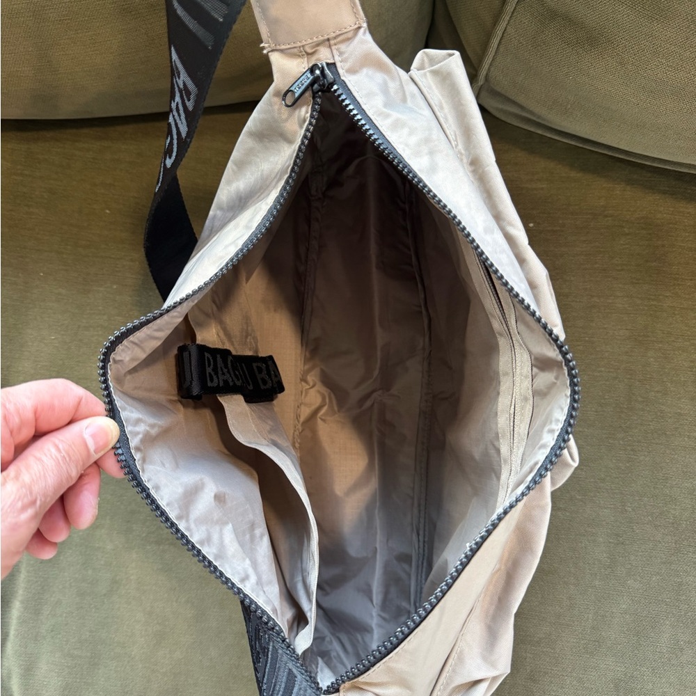 BAGGU Tan Messenger Bag with Black Accents - Picture 3 of 8